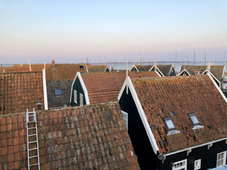 Rode daken van de oude huizen in Marken