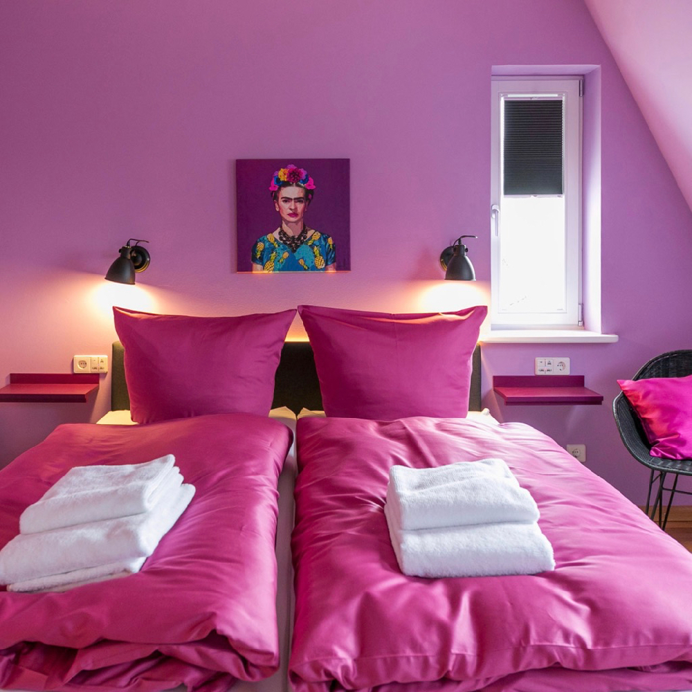 Hippe hotelkamer in alle kleuren roze