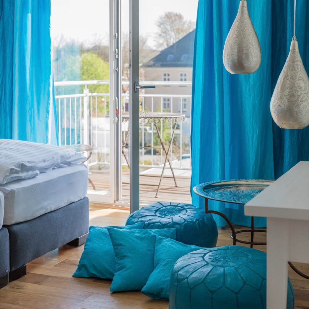 Aquablauwe hotelkamer