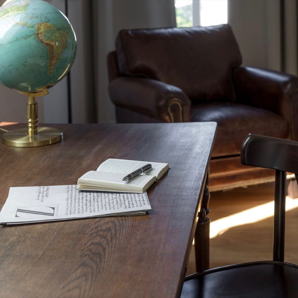 Bureau met opschrijfboek in een hotelkamer