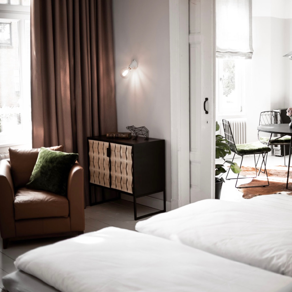 Doorkijkje van slaapkamer naar eethoek van een vakantie appartement
