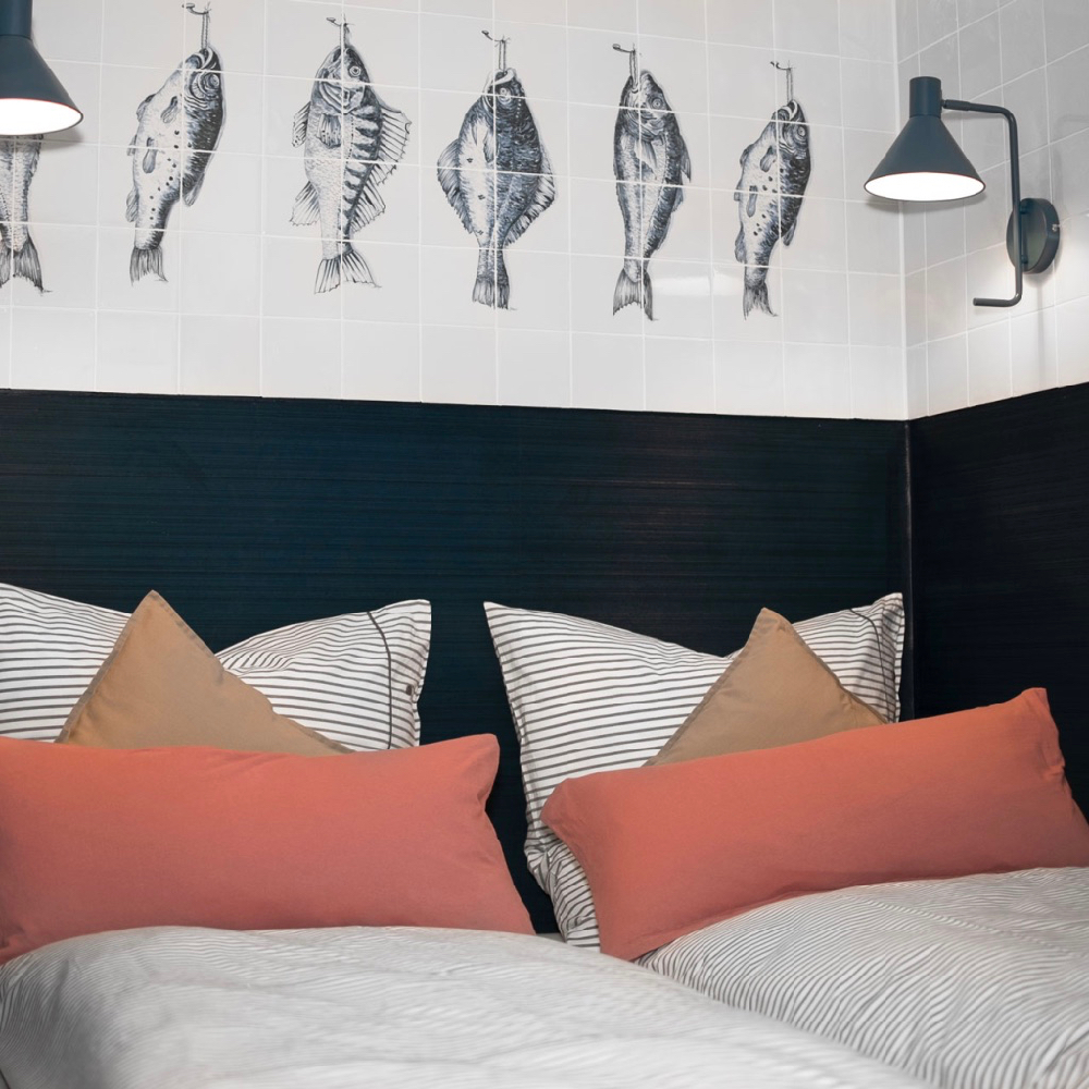 Opgemaakt bed in een vakantiehuis aan de Oostzee