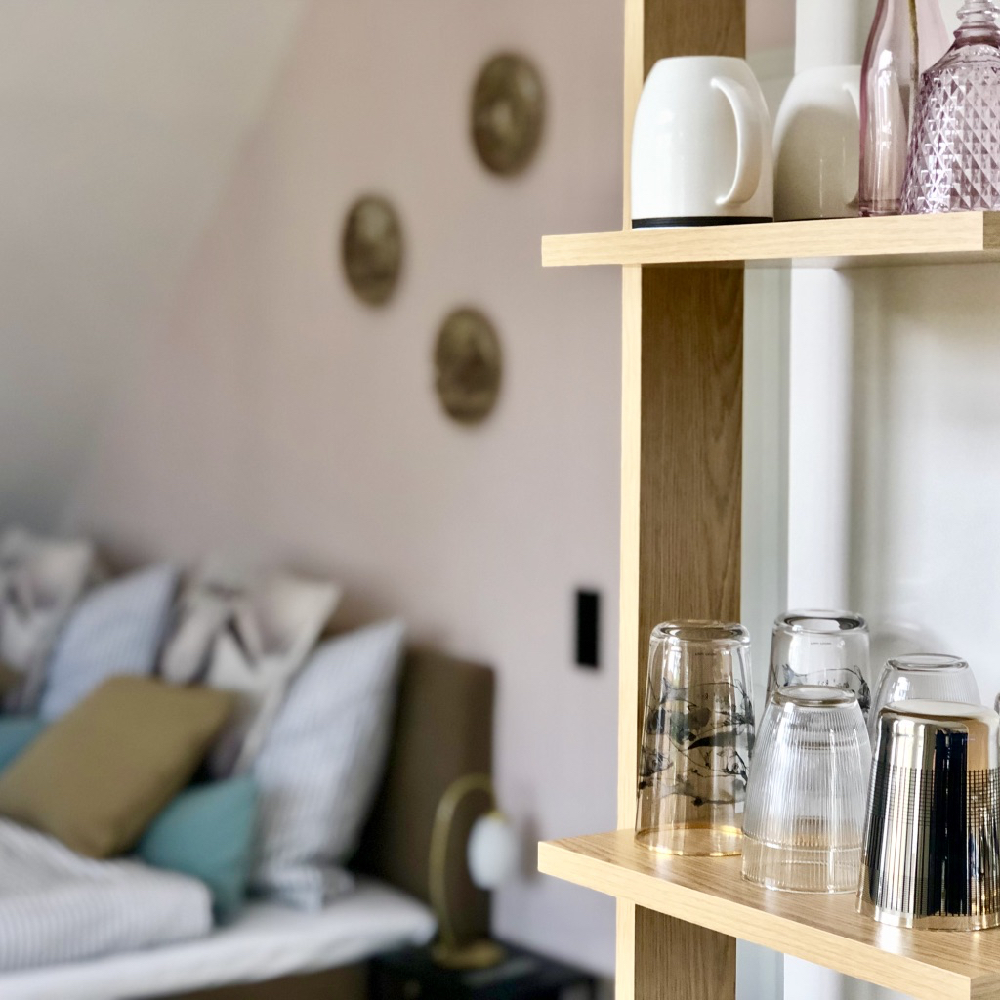 Wandplankje met ontbijtservies