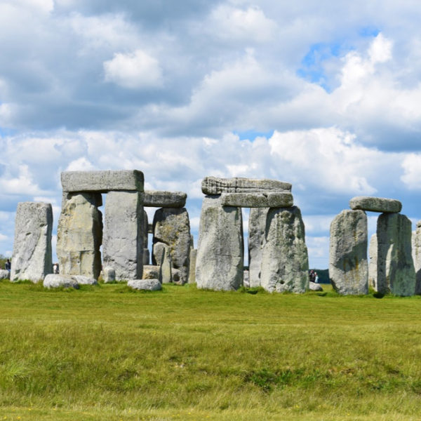 Opstaande stenen in een kring in een weiland