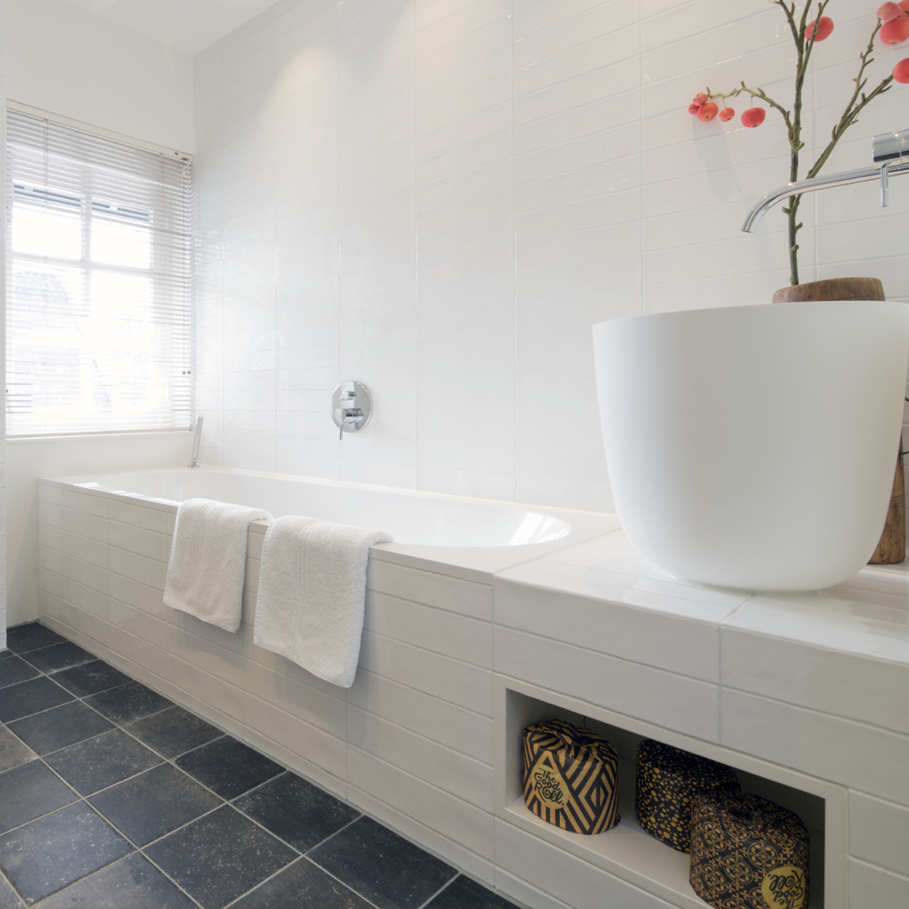 Moderne badkamer met ligbad, heerlijk ontspannen tijdens je weekendje weg