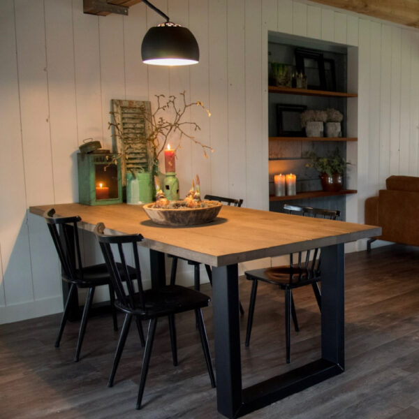 Robuuste eettafel met zwarte stoelen