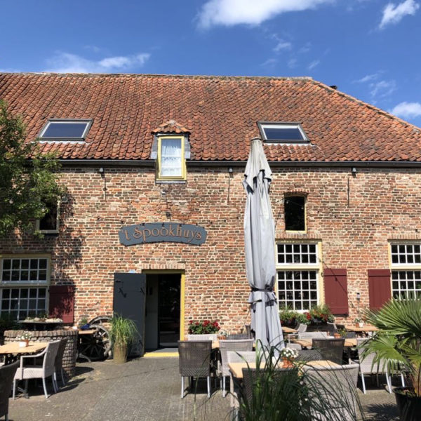 Terras voor het historische Spookhuys