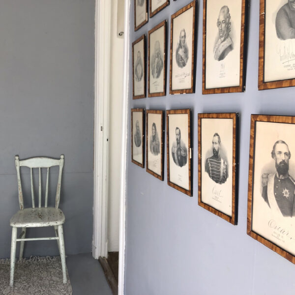 Schilderijtjes met zwartwit foto's aan de muur