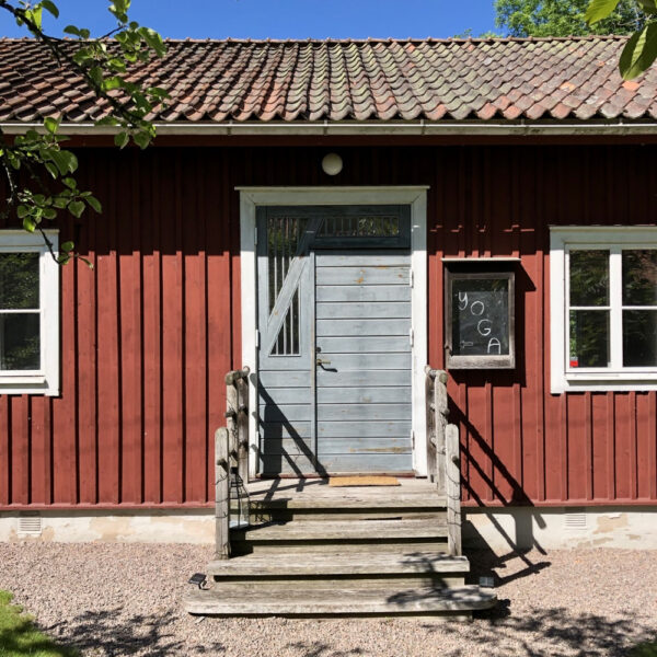 Rode houten yoga studio