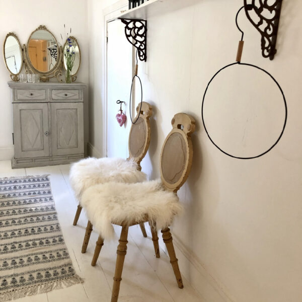 Twee houten stoeltjes met witte bontjes