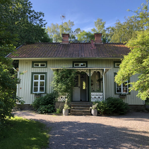 Lichtgroen houten pand met B&B