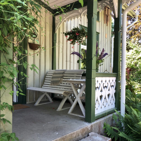 Portiekje met wit houten bankje