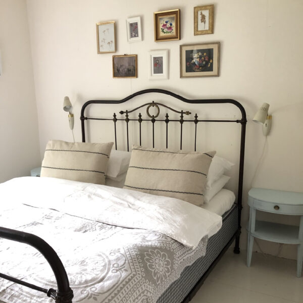 Slaapkamer in wit, met zwart stijlen bed