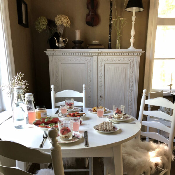 Ronde tafel voor het raam met het ontbijt
