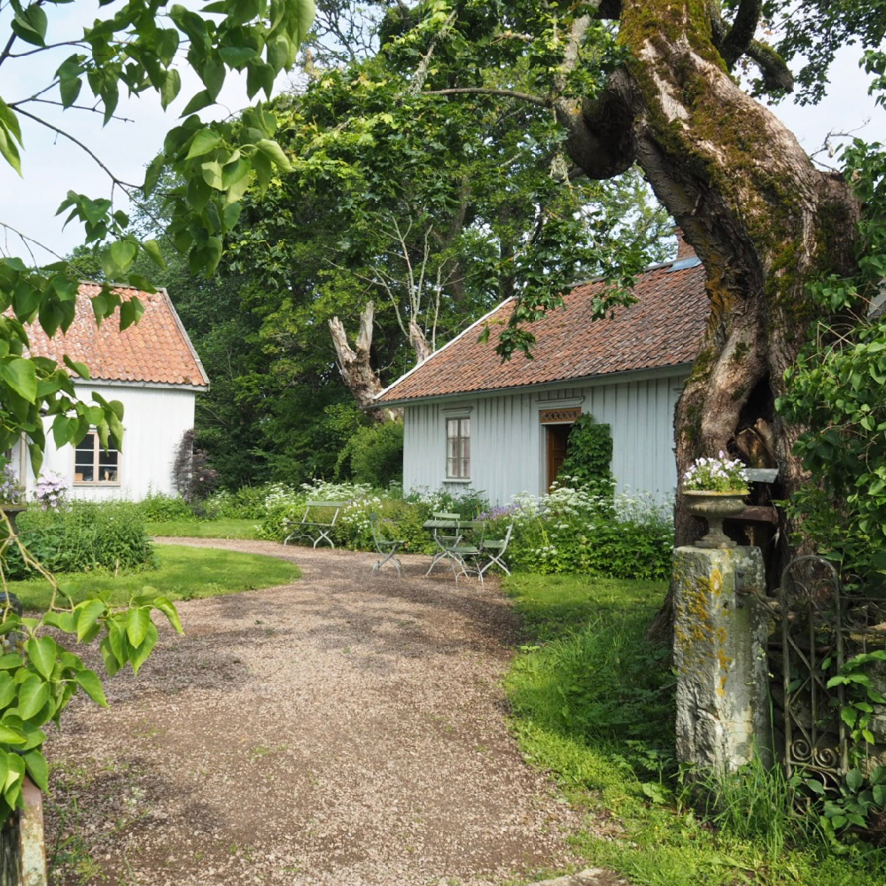 Door de poort naar het binnenhofje van de B&B