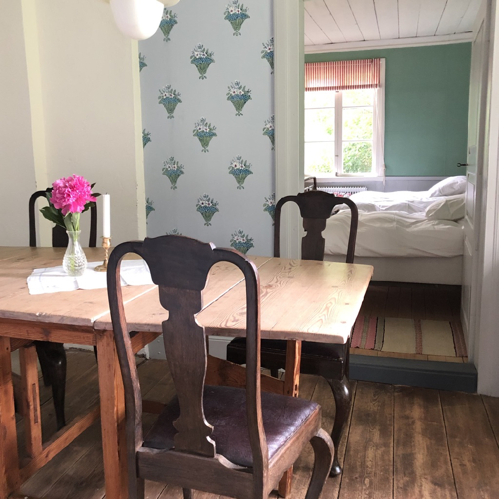 Doorkijkje van de eetkamer naar de slaapkamer