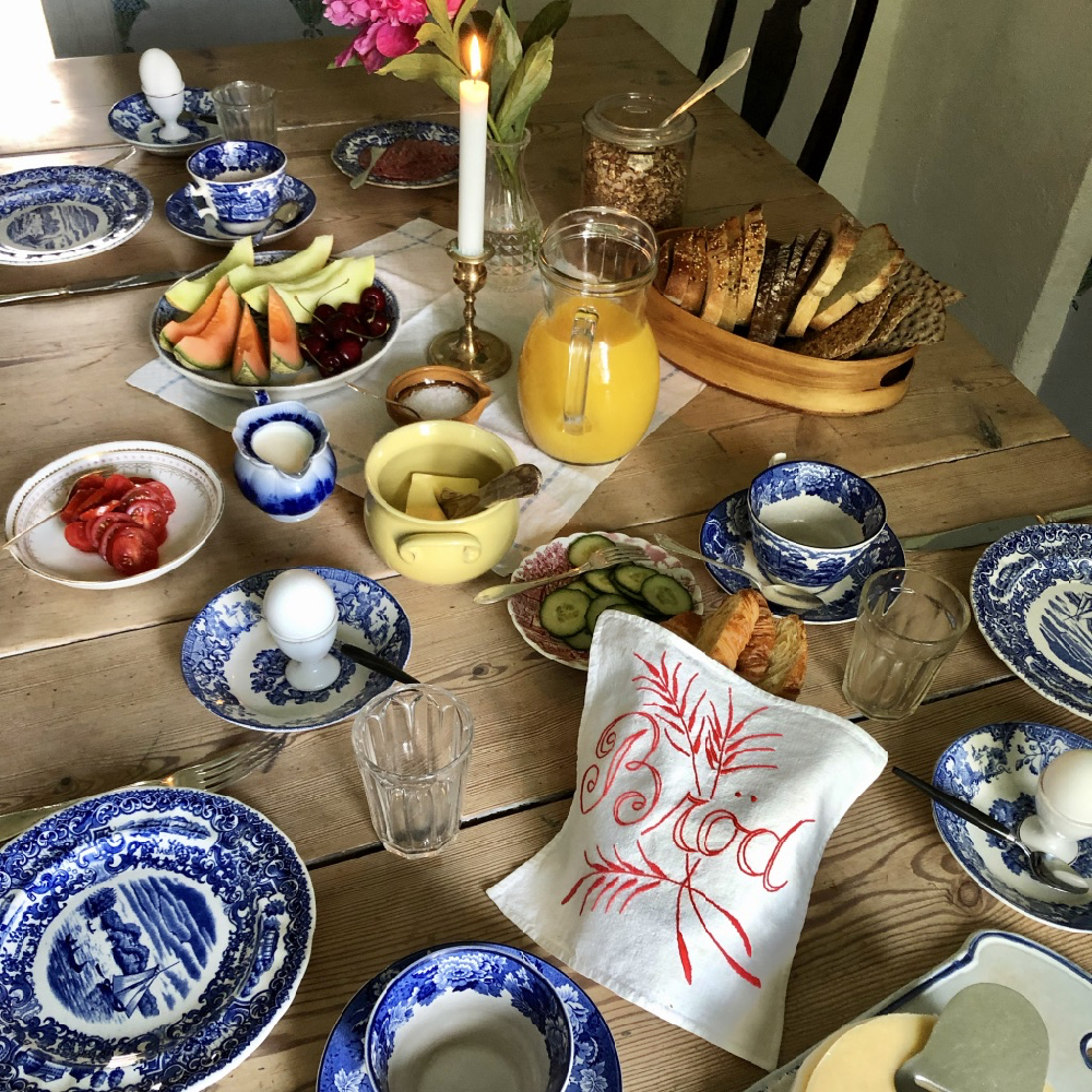 Ontbijt met vers sap, eitje, brood, tomaat, fruit