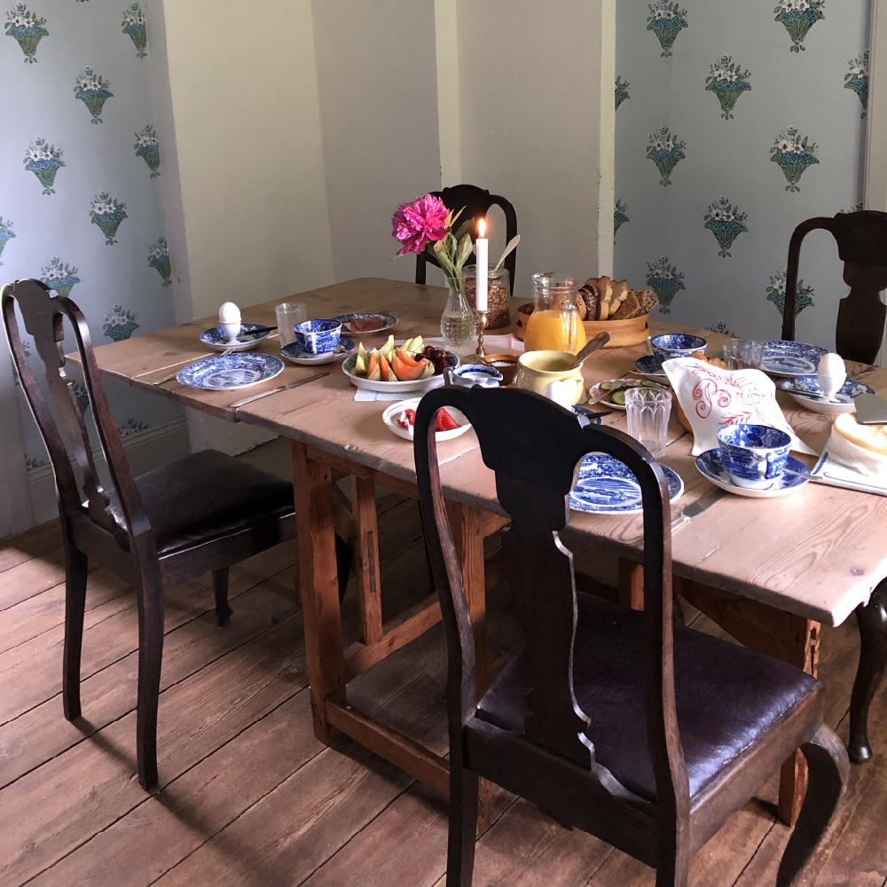 Gedekte ontbijttafel