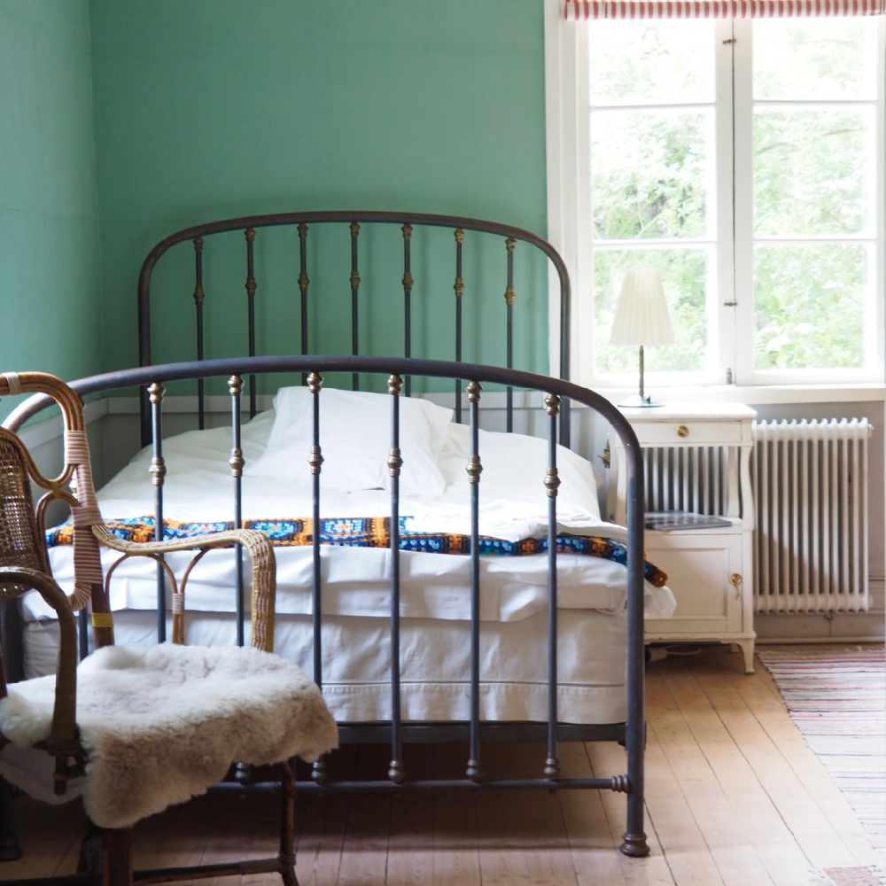 Spijlenbed voor groene wand