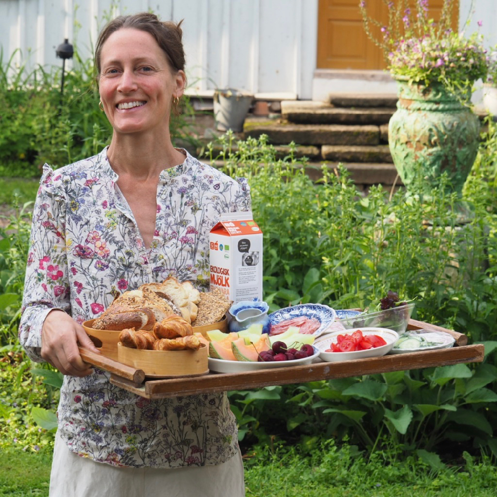 Gastvrouw met groot dienblad met ontbijt