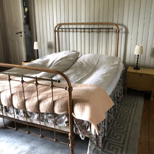 Spijlenbed in hotelkamer