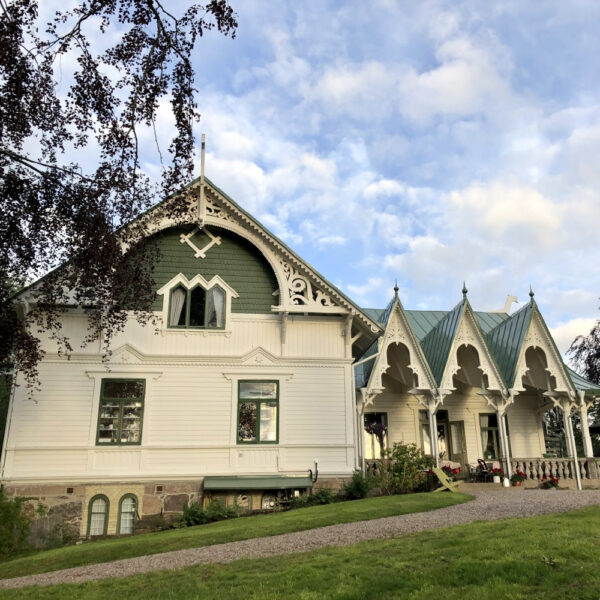Hotel in het avondlicht