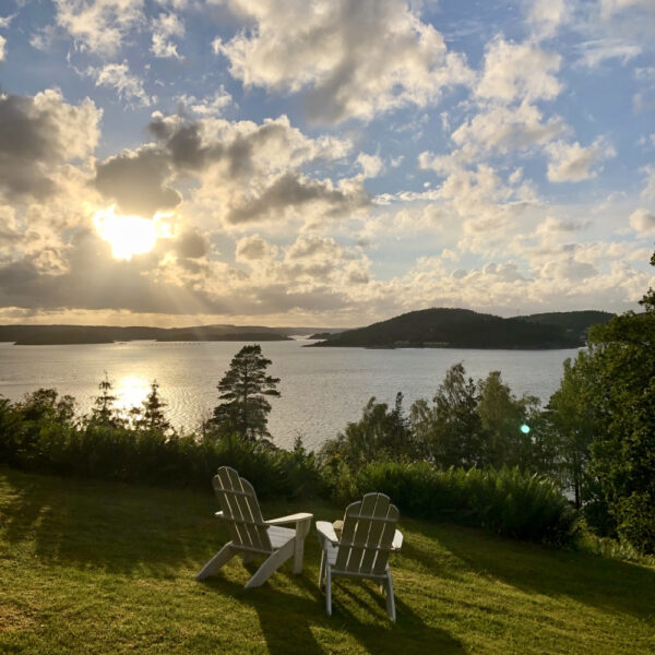 Stoelen in het gras in de avondzon