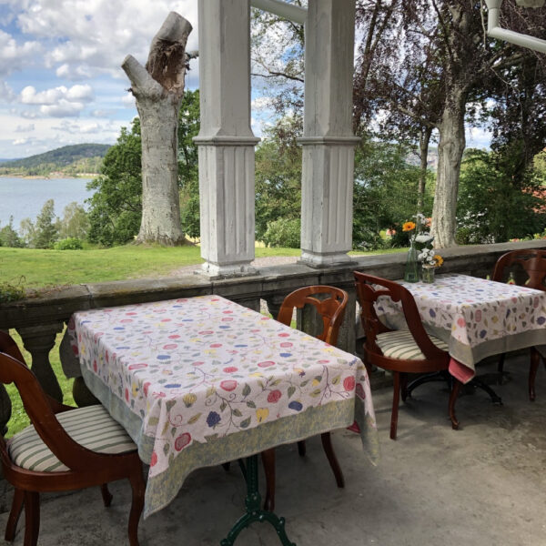 Terrasstoelen op de veranda