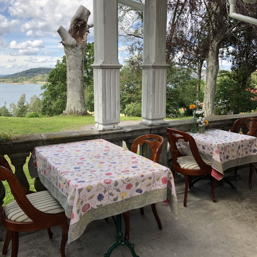Terrasstoelen op de veranda