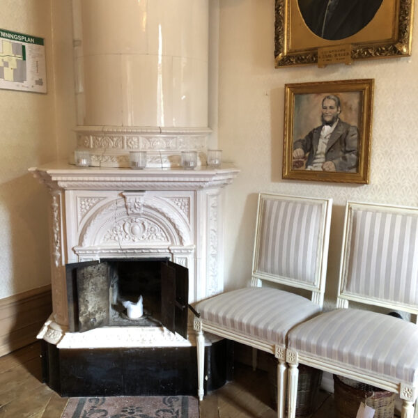 Entree van het hotel met typische Zweedse kachel