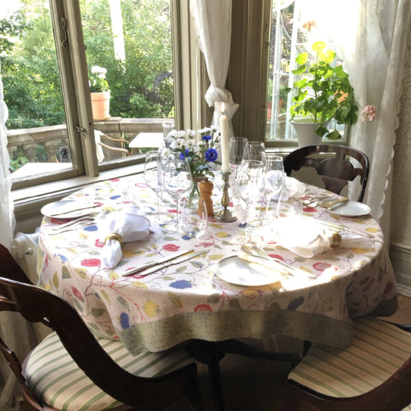 Ronde gedekte tafel in hotel