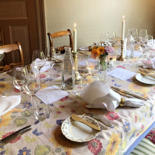 Gedekte tafel in het hotel