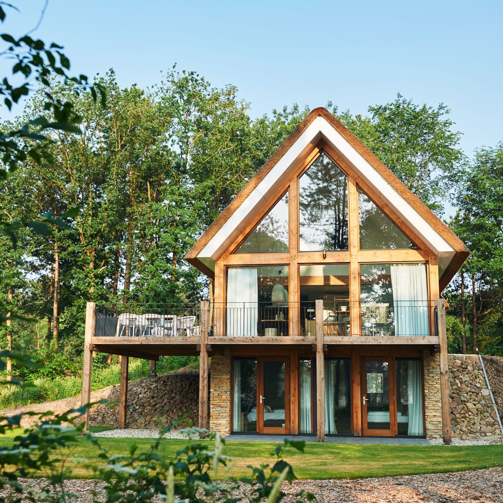 Grote glazen gevel van een luxe vakantiehuis in Drenthe