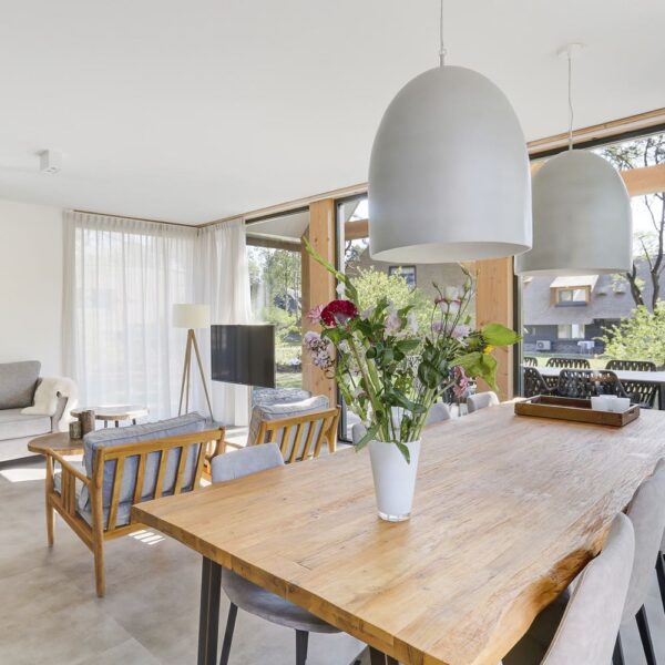 Eethoek en zithoek in luxe vakantiehuis in Drenthe