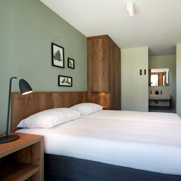 Slaapkamer met groene wand