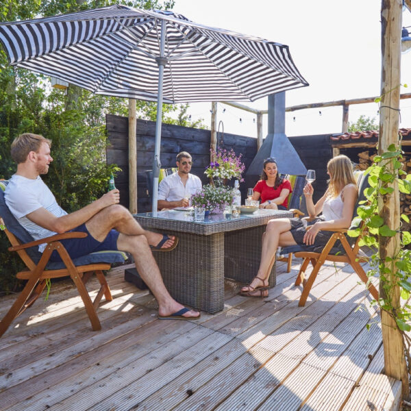 Mensen genieten van een glas wijn in de tuin