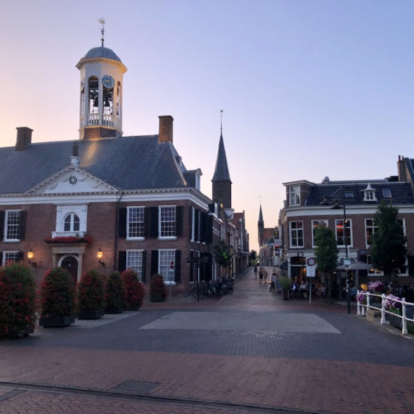 Schemering boven de Friese elfsteden stad Dokkum