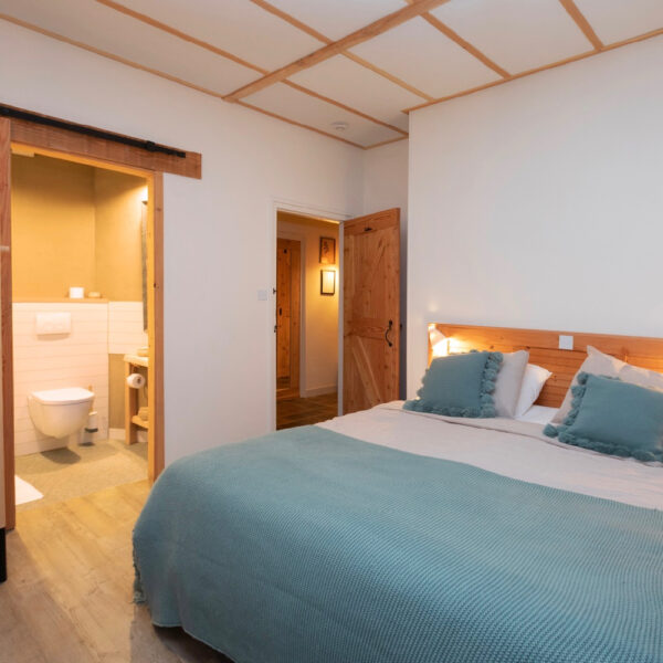 Slaapkamer met ensuite badkamer