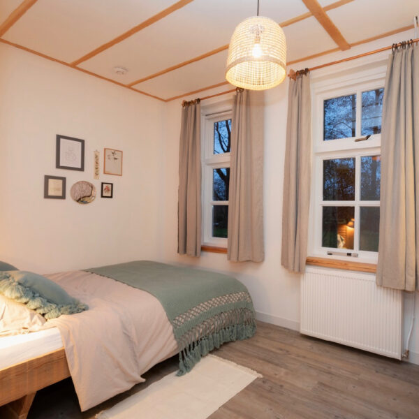 Slaapkamer met grote ramen