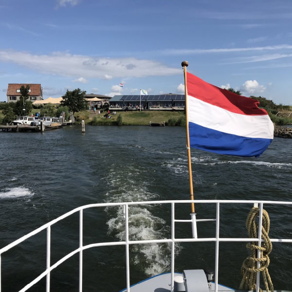 Wapperende vlag op de boot