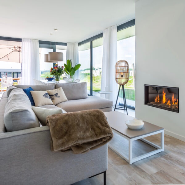 Brandende haard in de zithoek van de moderne vakantievilla