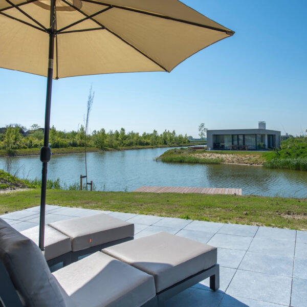 Zicht over het water vanaf het terras van de vakantievilla