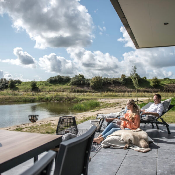 In de zon op het terras