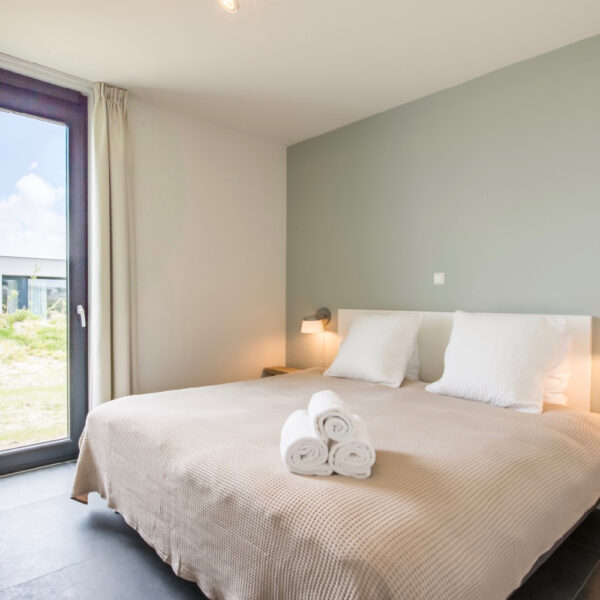 Slaapkamer met zachtgroene muur