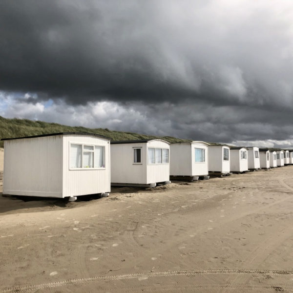 RiIjtje met witte strandhuisjes