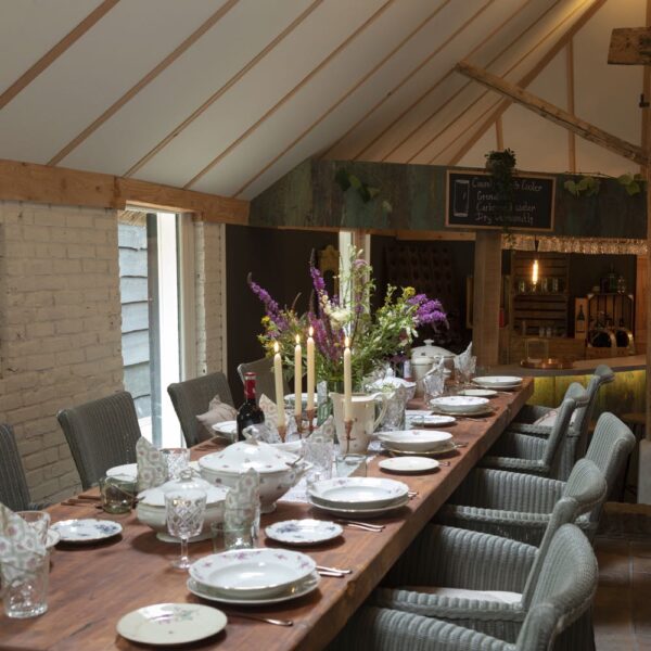 Lange tafel gedekt met om'a servies