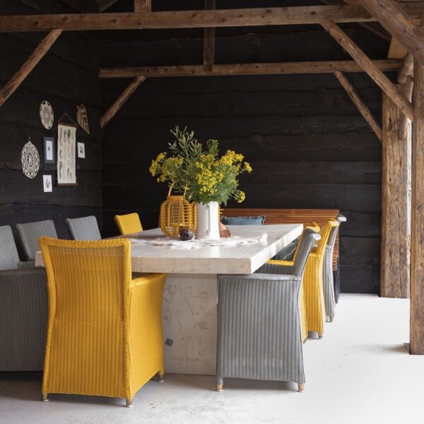 Terras met grote tafel en gekleurde stoelen