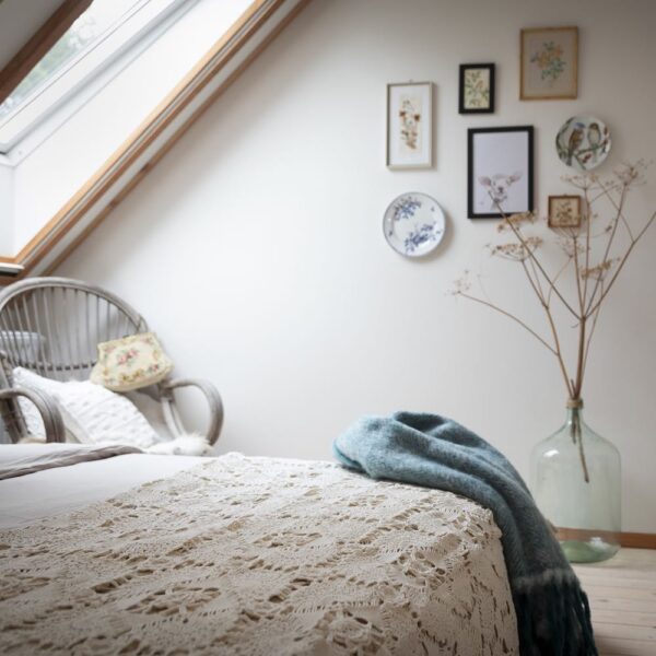 Slaapkamer met plant en schilderijtjes aan de wand