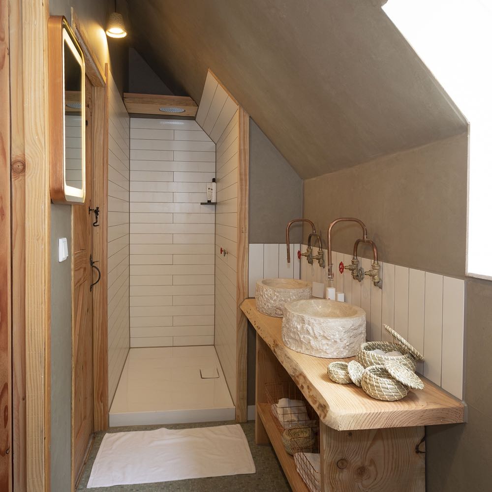 Badkamer met inloopdouche en twee wastafels