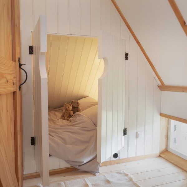 Bedstede met knuffels op het bed